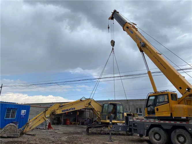 麻栗坡县25吨吊车的工作半径是多少？